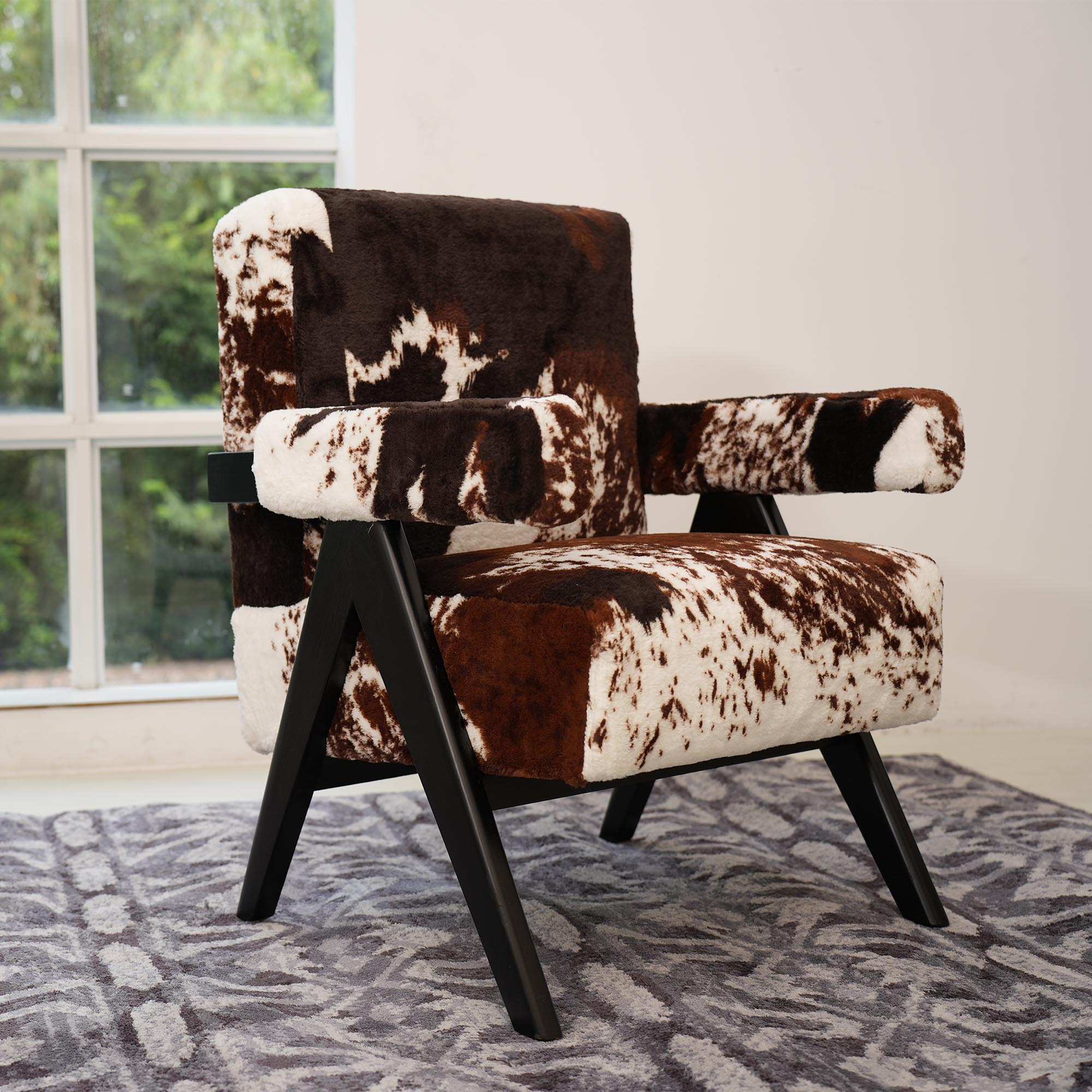 Commercial Fabric Printing - Kuhfell-Optik Akzentstuhl, Gesteppter Ohrensessel im Chandigarh-Stil,